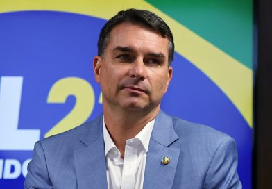Flávio Bolsonaro viajou em jato ligado a empresa que teve Daniel Vorcaro como sócio