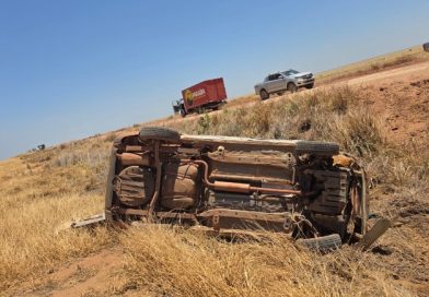 Motorista morre e crianças ficam feridas após capotamento de transporte