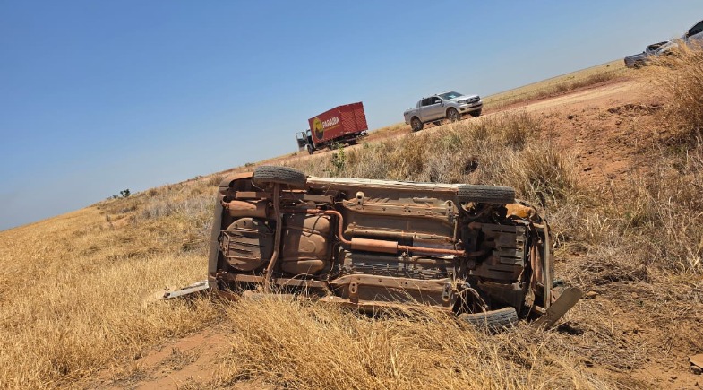 Motorista morre e crianças ficam feridas após capotamento de transporte