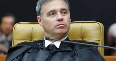 Mendonça vota para manter remoção de posts que associam Flávio Bolsonaro a mudança de padroeira
