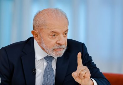 Lula diz que cortes de R$ 200 bilhões podem prejudicar os mais pobres e critica proposta de Flávio Bolsonaro