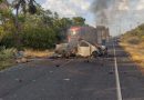 Casal e duas crianças morrem após carro bater em árvore e pegar fogo no Piauí