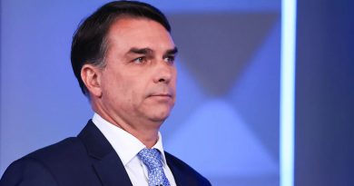 Flávio Bolsonaro teria deixado o Brasil rumo aos Estados Unidos, diz reportagem