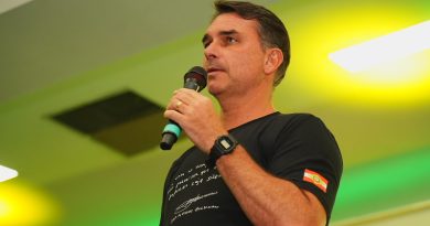 Flávio Bolsonaro visita o pai nesta terça após mais de três meses sem contato presencial