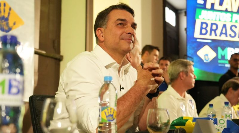 Flávio Bolsonaro sinaliza a aliados que pode tentar derrubar o fim da escala 6×1