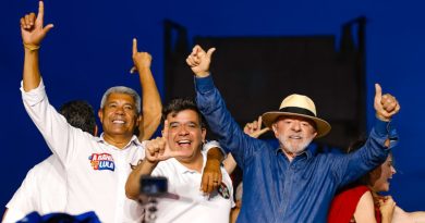 Lula vence Flávio Bolsonaro e é reeleito presidente do Brasil até 2030
