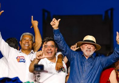 Lula vence Flávio Bolsonaro e é reeleito presidente do Brasil até 2030