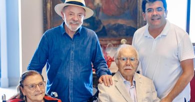 Rafael Fonteles acompanha Lula em visita ao ex-presidente José Sarney após agenda de campanha