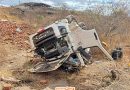 Motorista morre após caminhão carregado de tijolos capotar no Sul do Piauí