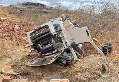 Motorista morre após caminhão carregado de tijolos capotar no Sul do Piauí
