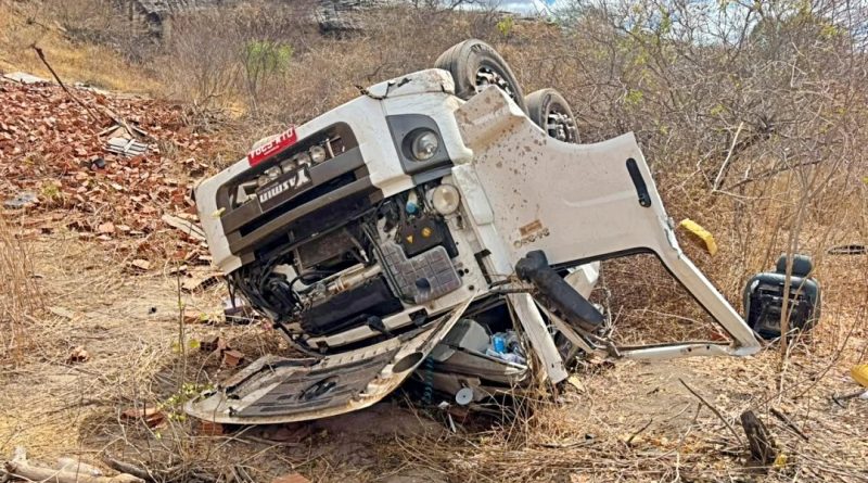 Motorista morre após caminhão carregado de tijolos capotar no Sul do Piauí