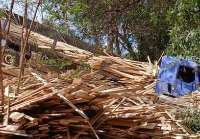 Caminhoneiro morre soterrado por carga de madeira após carreta tombar na BR-222