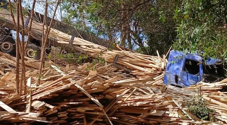 Caminhoneiro morre soterrado por carga de madeira após carreta tombar na BR-222