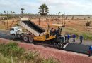 Com investimento de R$ 3,2 milhões, obra de pavimentação asfáltica avança no acesso à praia Pedra do Sal em Parnaíba